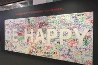 Mur artistique couvert de mots et de formes colorées dessinés par les équipes lors d’un atelier MadCityZen. | © MadCityZen