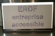 Mur artistique couvert de mots et de formes colorées dessinés par les équipes lors d’un atelier MadCityZen. | © MadCityZen