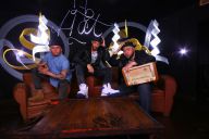 Photo en pose longue capturant les créations lumineuses d’un team building MadCityZen. | © MadCityZen