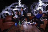 Expérience immersive et artistique en entreprise grâce à l’atelier Light Painting MadCityZen. | © MadCityZen