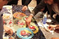 Participants en pleine création d’une œuvre collective en mosaïque avec MadCityZen. | © MadCityZen