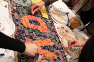 Moments d’échange et de concentration pendant l’atelier Mosaïque organisé par MadCityZen. | © MadCityZen