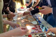 Détail des tesselles colorées utilisées pendant un atelier mosaïque MadCityZen. | © MadCityZen