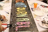 Créativité et esprit d’équipe au cœur de l’atelier mosaïque by MadCityZen. | © MadCityZen