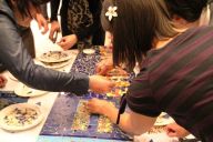 Fresque collaborative en mosaïque réalisée lors d’un team building artistique MadCityZen. | © MadCityZen