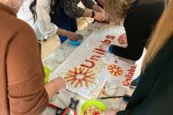 Fresque collaborative en mosaïque réalisée lors d’un team building artistique MadCityZen. | © MadCityZen