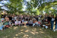 Découpage et assemblage de pièces colorées pendant l’activité mosaïque MadCityZen. | © MadCityZen