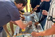 Participants fiers de leur œuvre collective à l’issue de l’atelier Mosaïque MadCityZen. | © MadCityZen