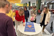 Ambiance conviviale et appliquée pendant un atelier Mosaïque animé par MadCityZen. | © MadCityZen