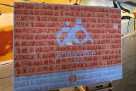 Participants découvrant la fresque finale réalisée lors de l’atelier Photo Mosaïque MadCityZen. | © MadCityZen