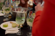 Participants en pleine création de cocktails lors d’un atelier corporate avec MadCityZen. | © MadCityZen