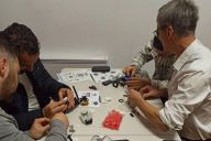 Participants en pleine construction de robots lors d’un atelier MadCityZen. | © MadCityZen