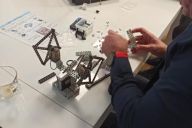 Assemblage de pièces mécaniques et électroniques pendant le Challenge Robotique MadCityZen. | © MadCityZen