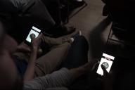 Participants utilisant leur téléphone comme télécommande pour faire avancer une voiture sur écran avec MadCityZen. | © MadCityZen