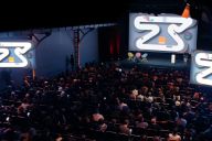 Écran affichant la progression d’une voiture virtuelle pilotée par une équipe synchronisée via mobile MadCityZen. | © MadCityZen