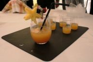 Équipe concentrée sur la réalisation d’un cocktail lors d’un atelier animé par MadCityZen. | © MadCityZen