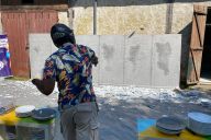 Participant équipé de protections, prêt à libérer son stress dans la Rage Room MadCityZen. | © MadCityZen
