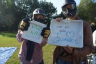 Participants réutilisant les morceaux brisés pour créer une mosaïque collective avec MadCityZen. | © MadCityZen