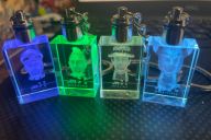 Collection de porte-clés cristal Mini U avec éclairage LED multicolore et figurines 3D gravées | © MadCityZen