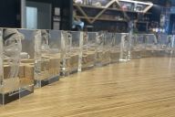 Série de blocs de cristal avec figurines 3D personnalisées alignées, montrant la diversité des créations possibles | © MadCityZen