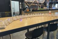 Evenement team building avec des blocs de cristal avec figurines 3D personnalisées alignées, | © MadCityZen