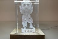 Blocs de cristal Mini U avec figurines 3D éclairés par des socles LED créant une ambiance premium lors d'un événement | © MadCityZen