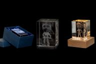 Bloc de cristal transparent avec figurine 3D gravée à l'intérieur, posé sur son socle en bois avec éclairage LED USB sur fond neutre | © MadCityZen