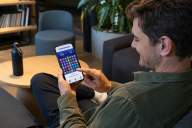 Team building Mini Jeux Digitaux - participant seul jouant sur son telephone en pause detente | © MadCityZen