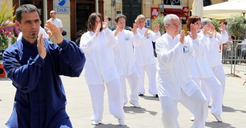 tous en blanc ils font un entrainement energetique zen et bien etre initiation qi gong