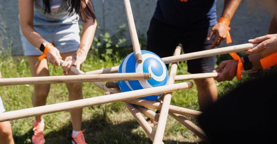 jeu-teambuilding-pour-groupe-personnes-pour-obtenir-esprit-equipe-augmenter-amitie-pour-collegues-jeu-equipe-ballon-batons