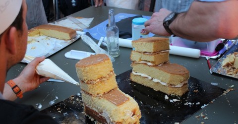 confection d un gateau en forme de chaussure par les participants