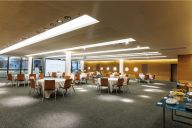Un salon spacieux et confortable, pensé pour accueillir vos présentations ou échanges en groupe élargi. | © Centre de Conférences Coeur Défense