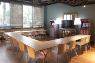 Un espace détente chaleureux, pensé pour souffler entre deux sessions ou échanger en toute simplicité. | © MAMA SHELTER