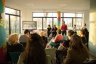 Une salle de réunion lumineuse et modulable, pensée pour stimuler l’échange, la créativité et le travail en équipe. Entre mobilier chaleureux, esprit industriel et équipements pratiques, c’est l’endroit idéal pour brainstormings, ateliers ou réunions déco | © La Coloc' de l'Ourcq