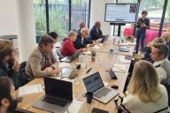 Une salle de réunion tout en longueur, baignée de lumière naturelle, idéale pour accueillir des groupes plus larges ou des formations. Son ambiance brute et conviviale, typique du lieu, favorise concentration, échanges et créativité dans un cadre inspiran | © La Coloc' de l'Ourcq