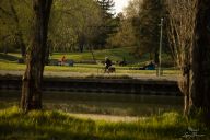 Un espace extérieur verdoyant et convivial en bordure du canal, parfait pour des moments de détente, des pauses café au soleil ou des événements en plein air. Ce coin de verdure apporte une bouffée d’air frais au cœur de l’ambiance urbaine et créative du | © La Coloc' de l'Ourcq