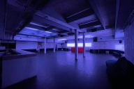 Ambiance feutrée, éclairages immersifs et décor brut : la salle Club est l’espace parfait pour des événements festifs ou confidentiels. Pensée pour accueillir des soirées, des showcases ou des sessions DJ, elle se transforme au gré des besoins en un lieu | © La Caserne