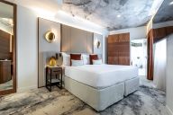 Les chambres, spacieuses et apaisantes, marient subtilement design contemporain et confort haut de gamme. Tons doux, matières nobles et vues sur les toits de Paris ou l’Arc de Triomphe composent un cocon luxueux, idéal pour une parenthèse de sérénité en p | © Intercontinental Paris Champs Elysée Etoile