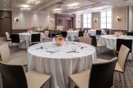 Le restaurant offre un décor chic et contemporain, baigné de lumière naturelle. Idéal pour un petit-déjeuner raffiné, un déjeuner d’affaires ou un dîner élégant, cet espace incarne l’art de vivre parisien avec une cuisine fine, moderne et gourmande, dans | © Intercontinental Paris Champs Elysée Etoile