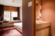 Design épuré, matières naturelles et ambiance apaisante : les chambres d’Oxygène Factory offrent un véritable cocon de confort. Conçues comme des bulles de déconnexion, elles invitent au repos et à l’inspiration dans un décor alliant modernité et sérénité | © Oxygène Factory