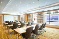 Intime et parfaitement équipée, cette petite salle de réunion est idéale pour les réunions en comité restreint, interviews ou sessions de travail confidentielles. Lumineuse, calme et fonctionnelle, elle offre un environnement propice à la concentration et | © Hilton Roissy Charles de Gaulle