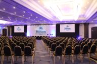 Entièrement modulables, les salles de réunion et plénières du Hilton Roissy combinent confort, technologie et luminosité. Parfaites pour accueillir séminaires, conférences ou conventions, elles s’adaptent à tous formats d’événements grâce à leur grande ca | © Hilton Roissy Charles de Gaulle