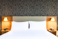 Spacieuses et insonorisées, les chambres offrent un véritable cocon de confort entre deux vols ou après une journée de travail. Décor contemporain, literie premium et services haut de gamme assurent un séjour reposant et fonctionnel. | © Hilton Roissy Charles de Gaulle