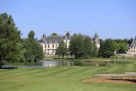 Un écrin de verdure soigneusement entretenu, où l'on se promène entre allées fleuries, arbres centenaires et vues imprenables sur le domaine. | © CHATEAU GOLF D'AUGERVILLE