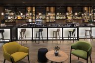 Le bar du INNSiDE, au cœur de l’hôtel, est un lieu de vie à part entière : design vibrant, ambiance lounge et carte de cocktails originale en font un spot parfait pour se détendre ou networker, du matin au soir. | © Innside Charles de Gaulle
