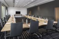 Colorées, modulables et connectées, les salles de réunion du INNSiDE sont pensées pour stimuler la créativité et favoriser les échanges. Idéales pour des workshops, brainstormings ou réunions d'équipe dans un esprit résolument moderne. | © Innside Charles de Gaulle