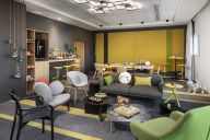 Avec son nom évocateur et son atmosphère inspirante, la salle "Big Idea" est un petit salon de réception ou d’attente, pensé pour stimuler la créativité. Cosy, design et convivial, c’est l’endroit parfait pour brainstormer, échanger ou simplement patiente | © Innside Charles de Gaulle