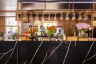 Ambiance tamisée, lignes contemporaines et touches de velours : le bar de la Villa Marquis invite à la dégustation et à la conversation dans une atmosphère chic et apaisante. | © Villa Marquis