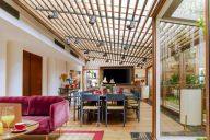 Un salon intimiste, au décor raffiné, mêlant matériaux nobles et ambiance feutrée. Idéal pour une pause détente ou un échange informel, dans un cadre élégant et chaleureux. | © Villa Marquis