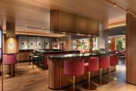 Dans un décor intimiste aux lignes modernes et aux accents de velours profond, l’espace bar de la Villa Marquis invite à la détente et au partage. Cocktails signatures, spiritueux d’exception et petits plats à grignoter sont servis sous un éclairage tamis | © Villa Marquis